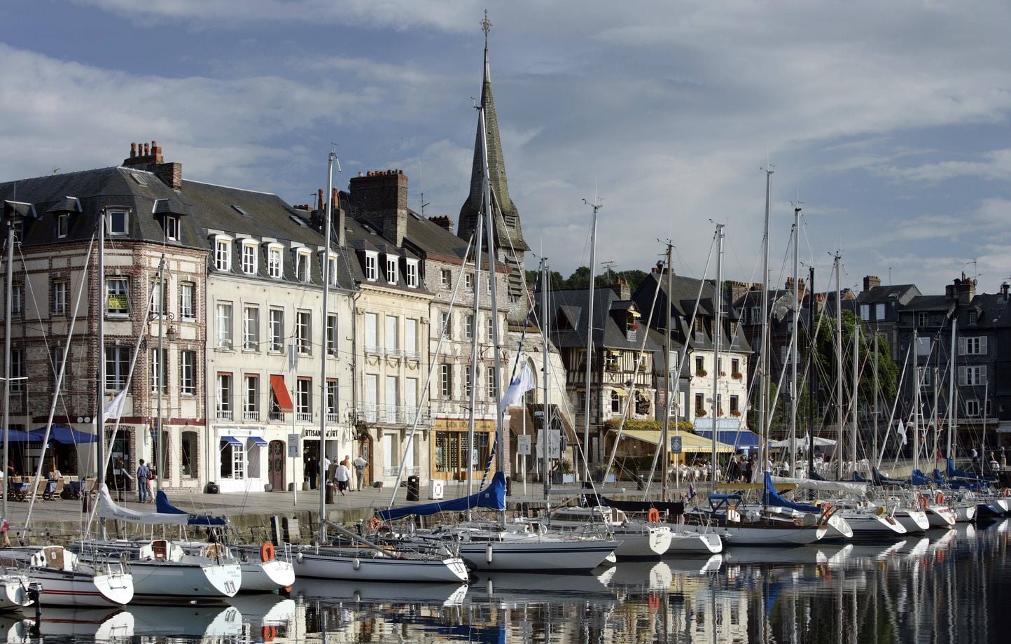 Un crucero se incendia en el puerto de Honfleur y 163 personas son evacuadas Un crucero se incendia en el puerto de Honfleur y 163 personas son evacuadas